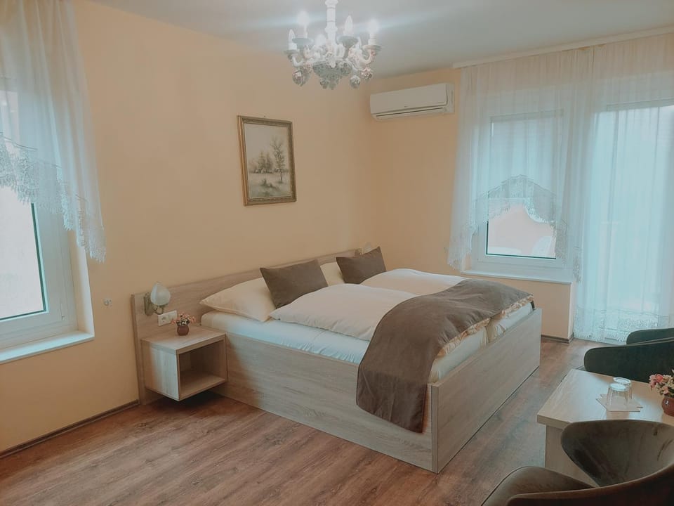 Property building, Photo of the whole room, Bedroom