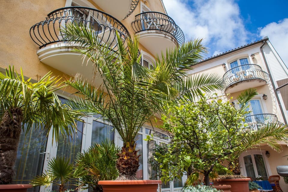 Property building, Day, Balcony/Terrace