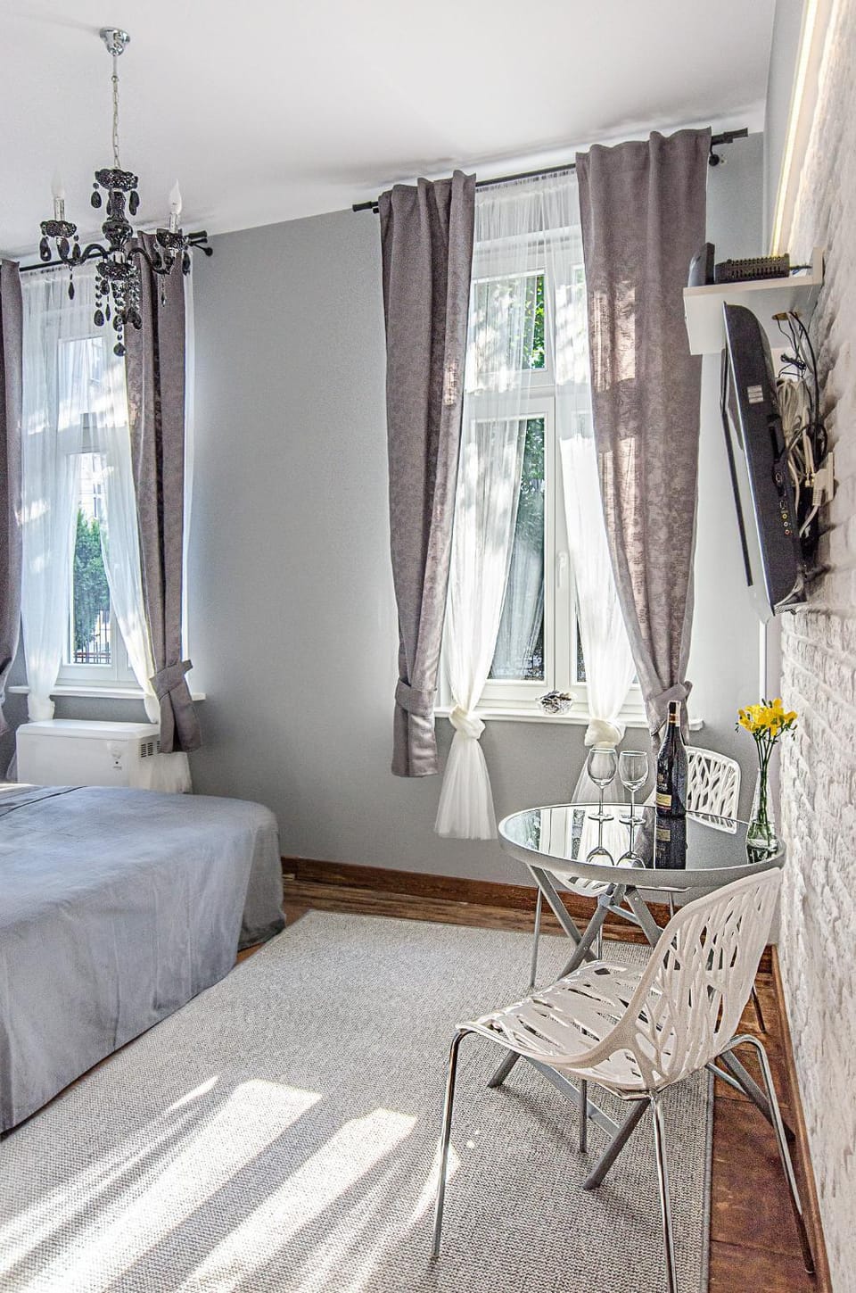 Bed, TV and multimedia, Photo of the whole room, Decorative detail, Bedroom
