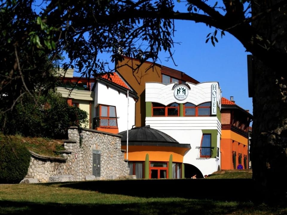 Facade/entrance