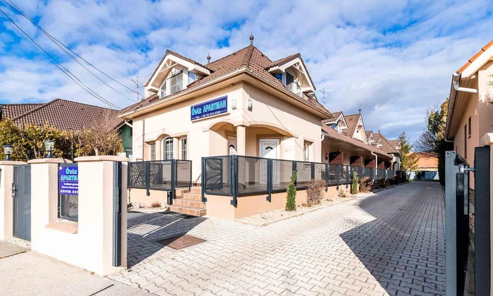 Property building, Garden, Balcony/Terrace