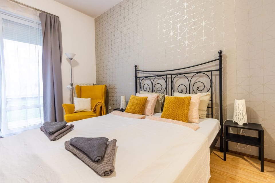 Bed, towels