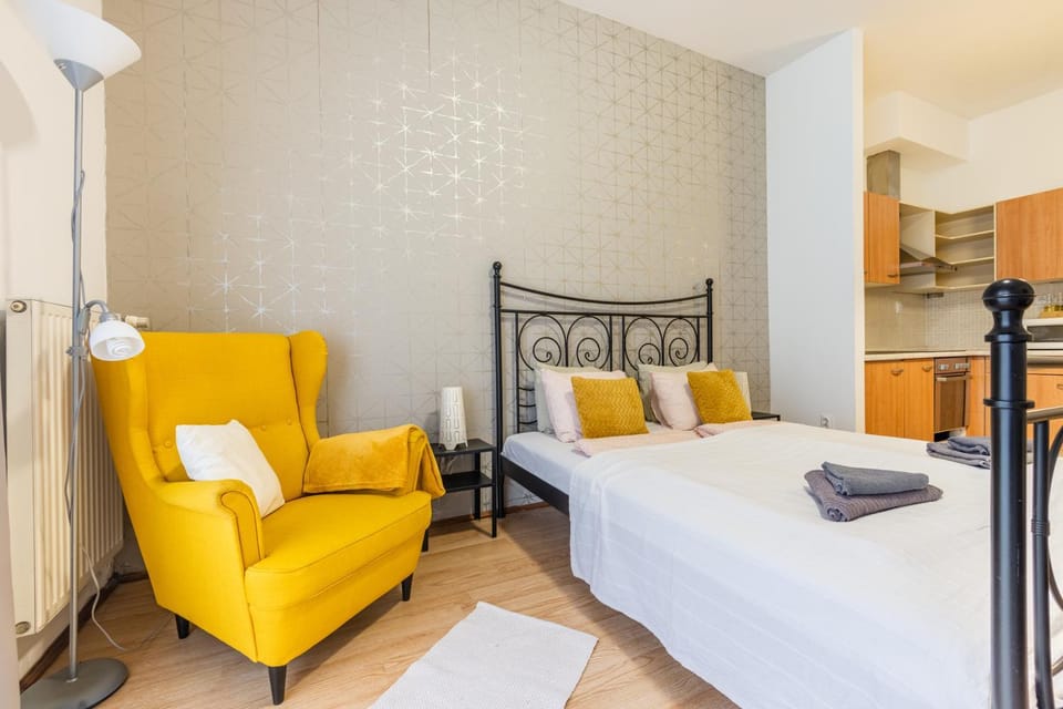 Bed, Seating area, towels