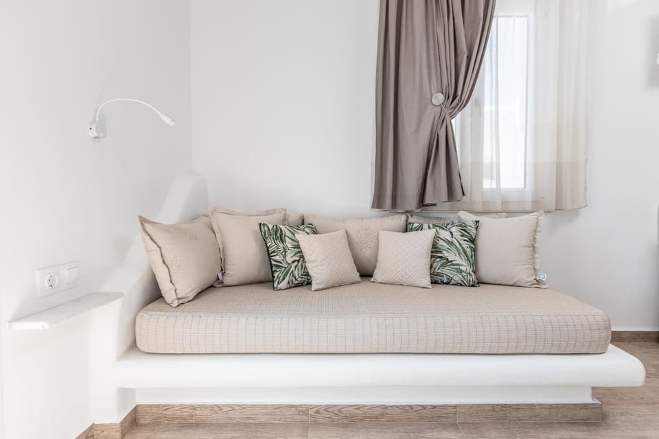 Photo of the whole room, Seating area, Bedroom