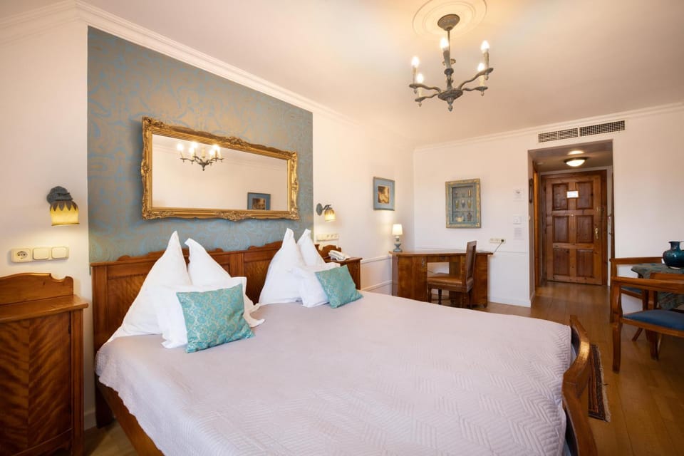 Restaurant/places to eat, Bed, TV and multimedia, Coffee/tea facilities, Seating area, Swimming pool, Breakfast, towels, air conditioner, air conditioner