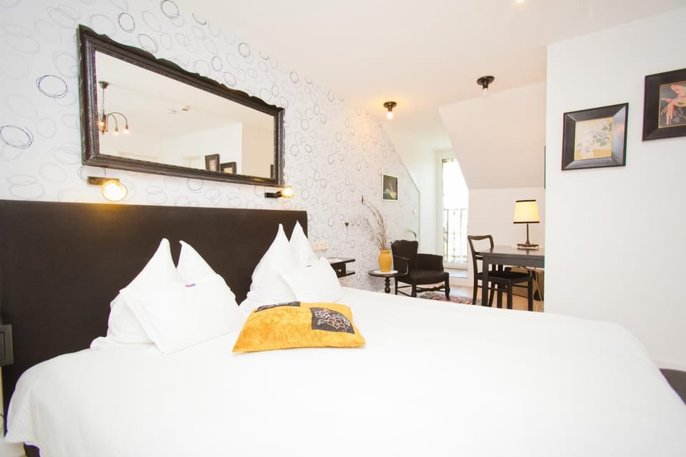 Bed, TV and multimedia, Coffee/tea facilities, Seating area, Street view, Family
