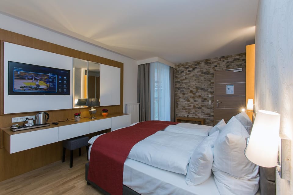Bed, TV and multimedia, Photo of the whole room, Bedroom