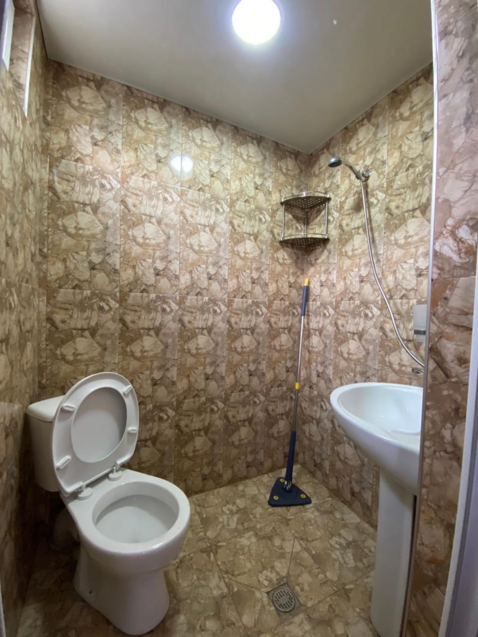Shower, Toilet