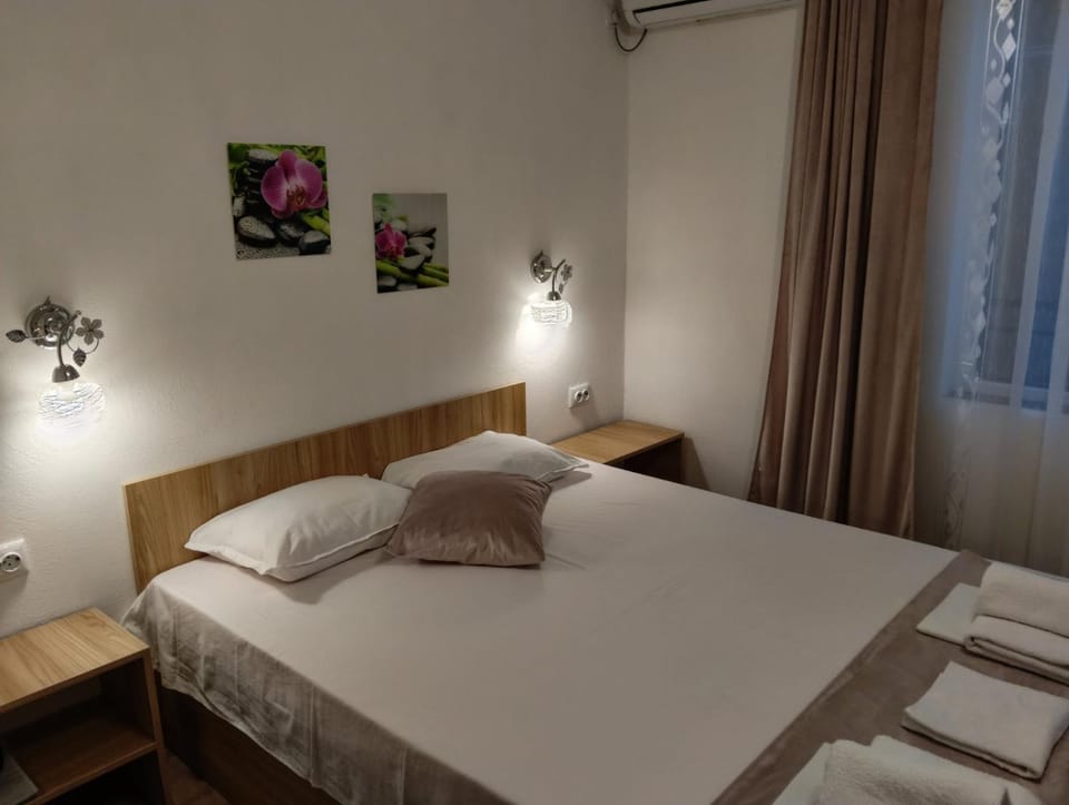Bed, Photo of the whole room, towels, air conditioner