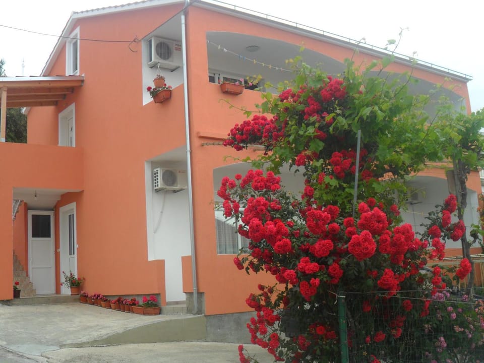 Facade/entrance, Decorative detail