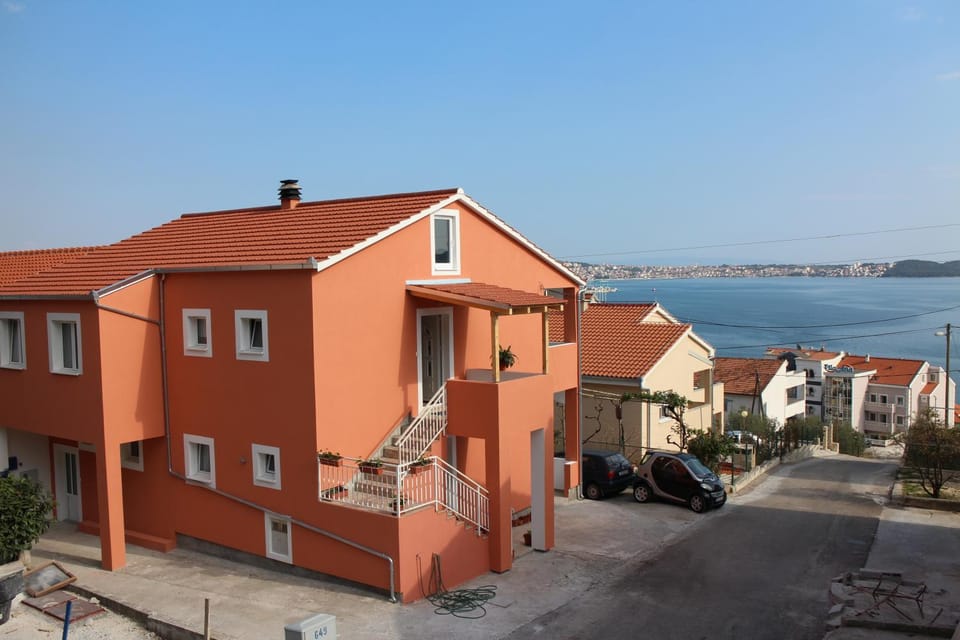 Property building, Facade/entrance, Bird's eye view