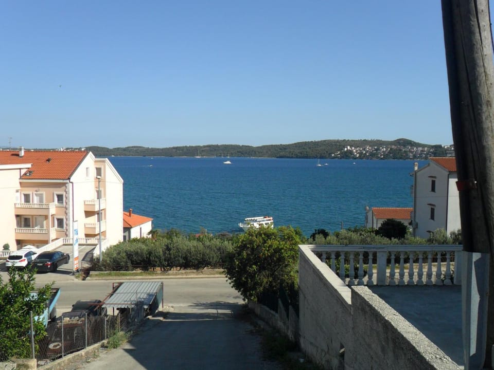 Sea view, Street view
