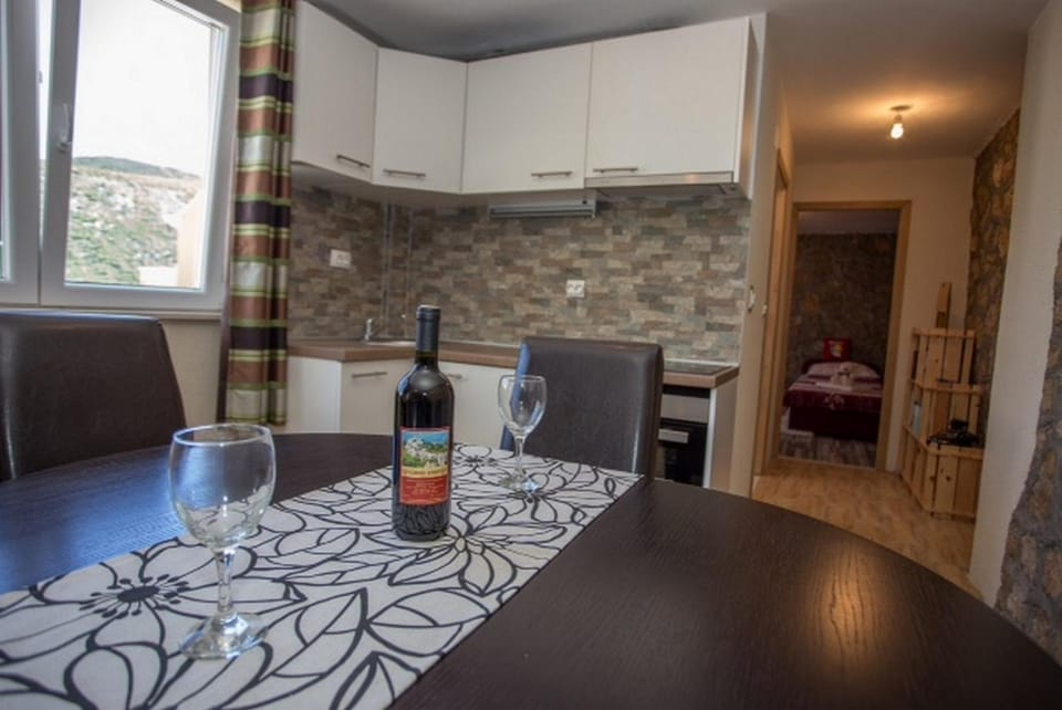 Kitchen or kitchenette, Dining area