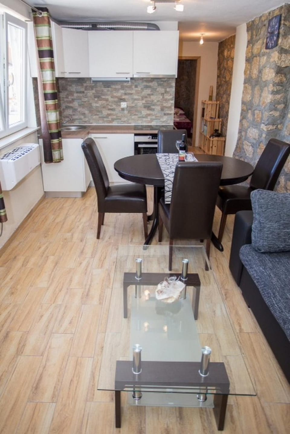 Kitchen or kitchenette, Dining area