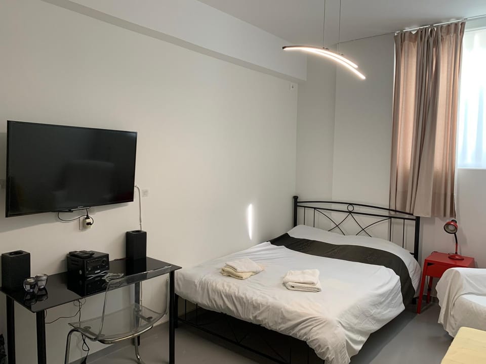 Holodek Apartments Ground & SemiBasement Apartment in Athens