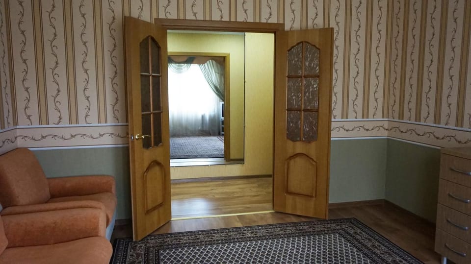 Property building, Communal lounge/ TV room, Living room, Seating area, Guests, Guests