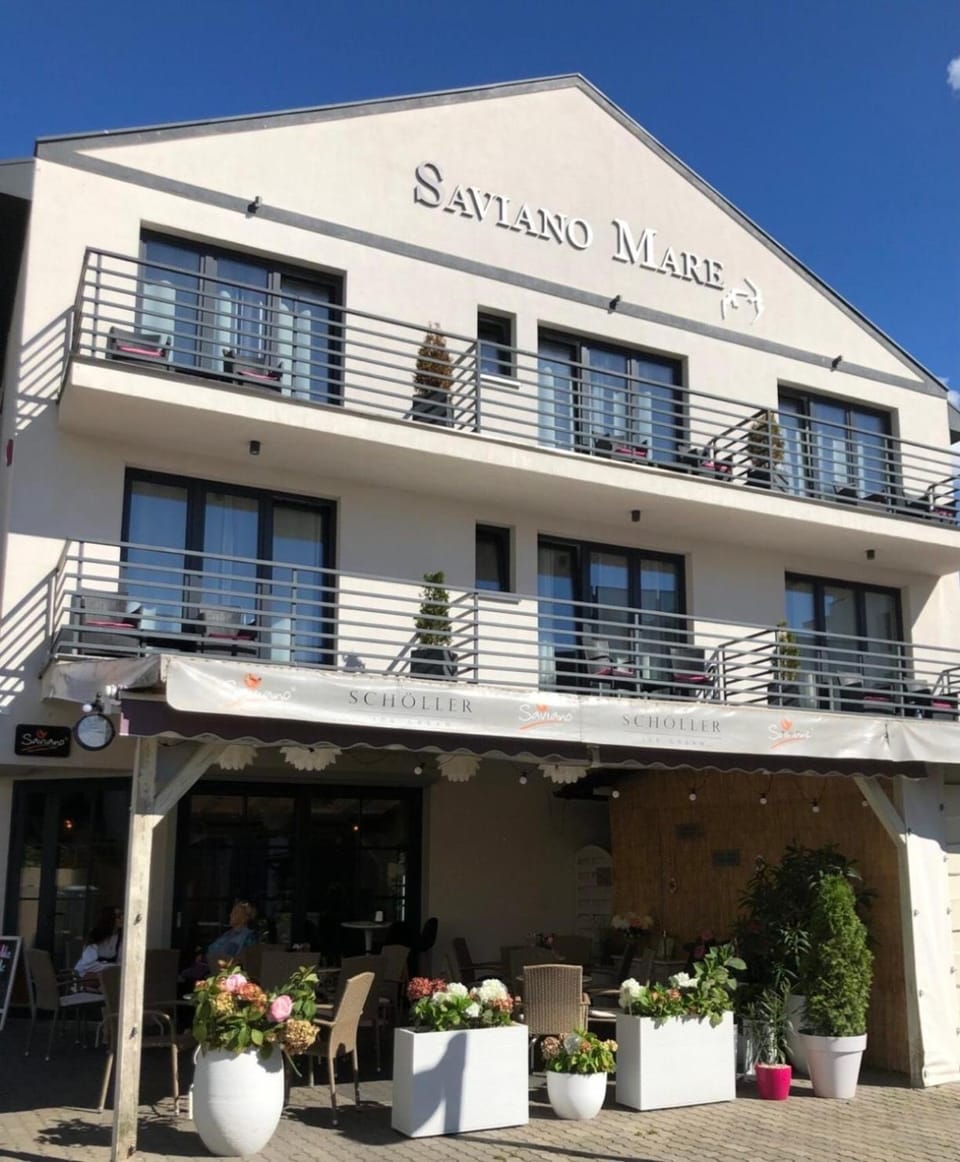 Property building, Day, Balcony/Terrace