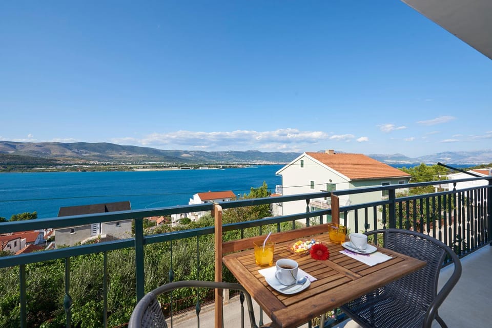 Property building, Balcony/Terrace, Sea view