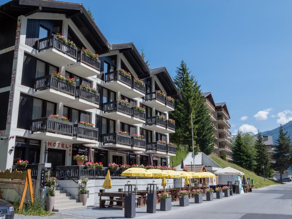 Property building, Restaurant/places to eat, Natural landscape, Mountain view, Location