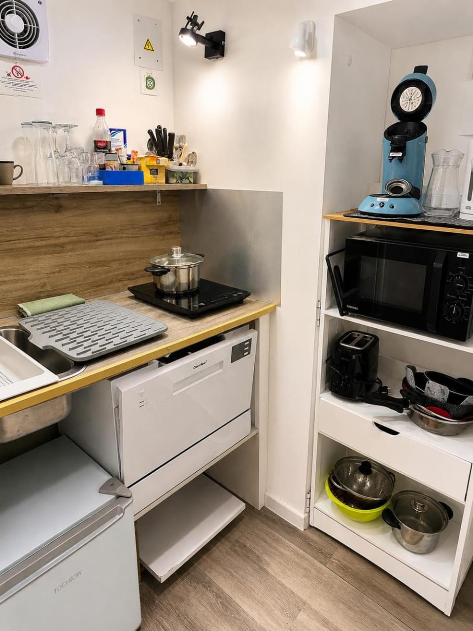 Coffee/tea facilities, Kitchen or kitchenette, stove, toaster