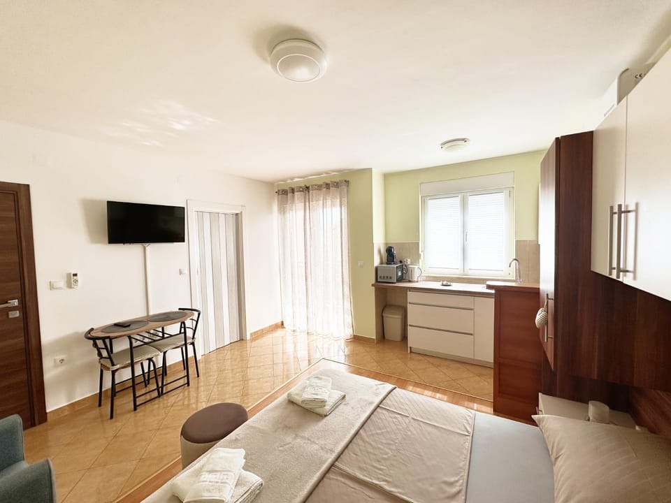 Bed, TV and multimedia, Kitchen or kitchenette, Dining area