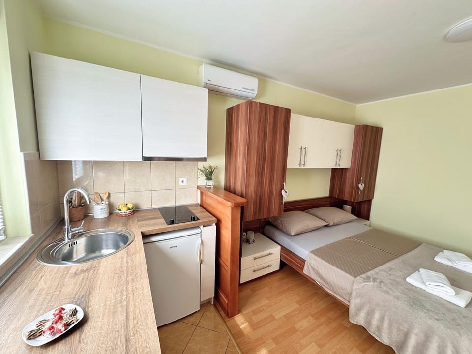 Bed, Kitchen or kitchenette
