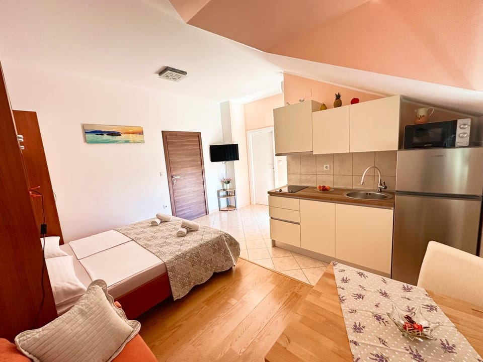 Property building, TV and multimedia, Kitchen or kitchenette, Dining area, Bedroom