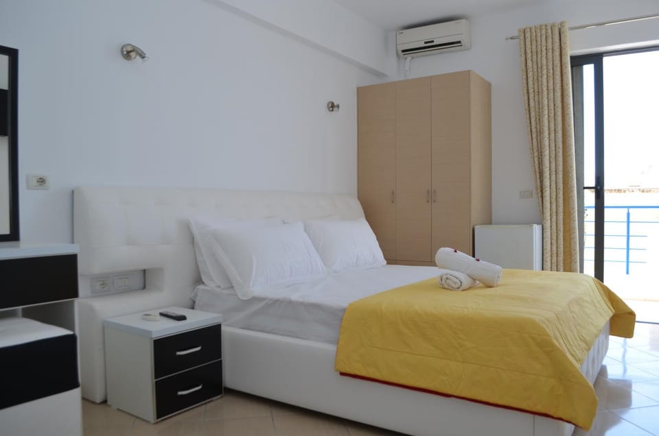 Bedroom, air conditioner