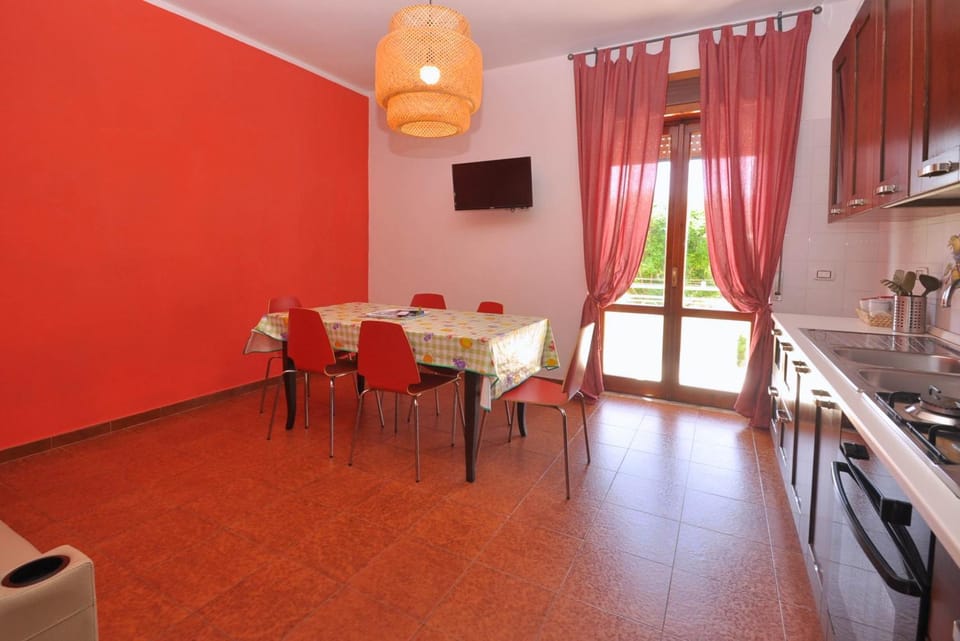 TV and multimedia, Kitchen or kitchenette, Living room, Seating area, Dining area