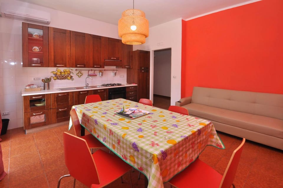 Bed, TV and multimedia, Coffee/tea facilities, Kitchen or kitchenette, Living room, Seating area, Dining area