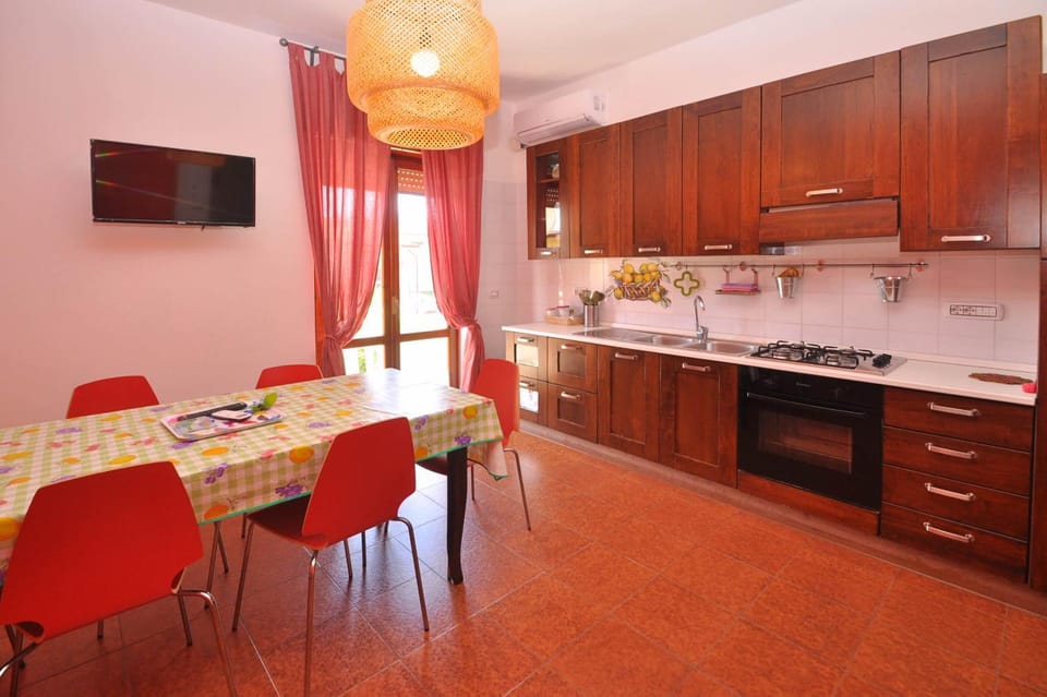 TV and multimedia, Coffee/tea facilities, Kitchen or kitchenette, Living room, Seating area, Dining area, Area and facilities