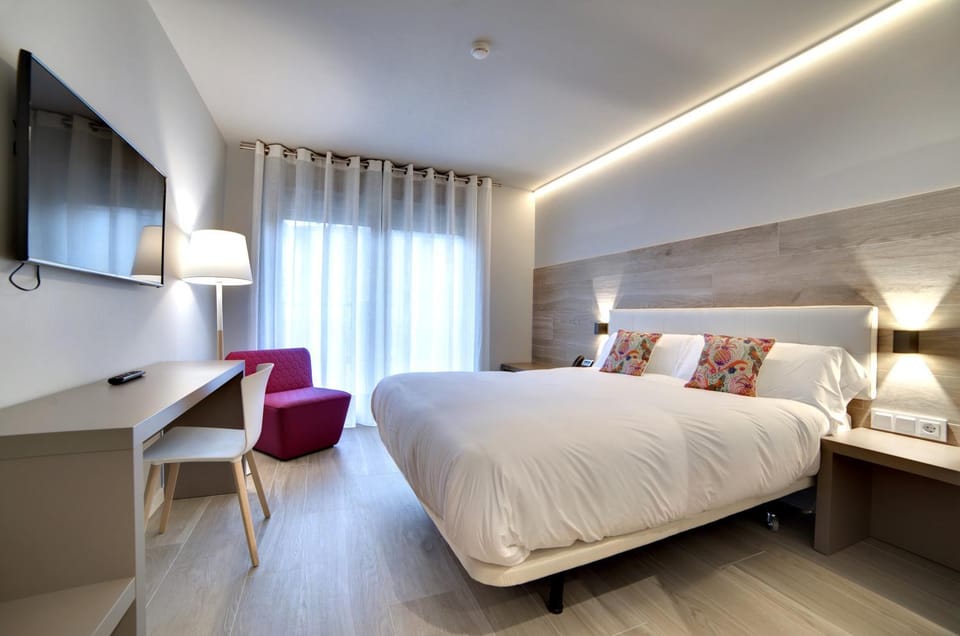 TV and multimedia, Photo of the whole room, Bedroom