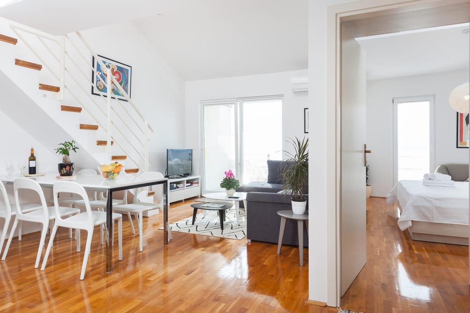 Spring, Bed, Day, Summer, TV and multimedia, Coffee/tea facilities, View (from property/room), Balcony/Terrace, Kitchen or kitchenette, Living room, Other, Other, Decorative detail, Seating area, Dining area, Bedroom, On site, City view, Landmark view, Mountain view, Sea view, Street view, Area and facilities