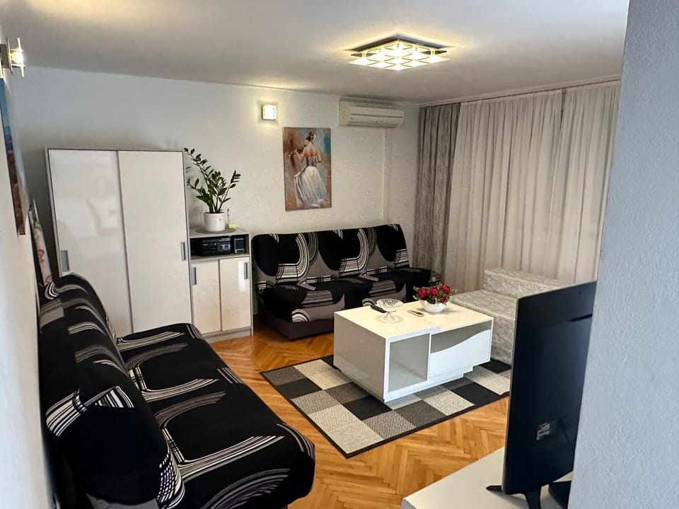 Living room, Seating area, air conditioner