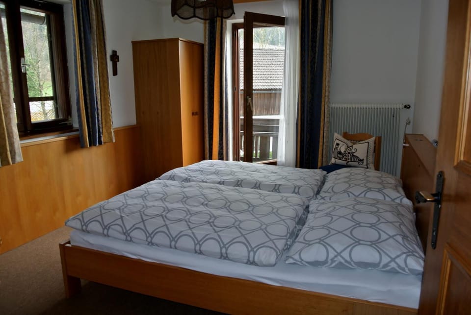 Photo of the whole room, Decorative detail