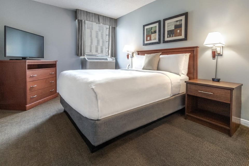 Bed, TV and multimedia, Bedroom