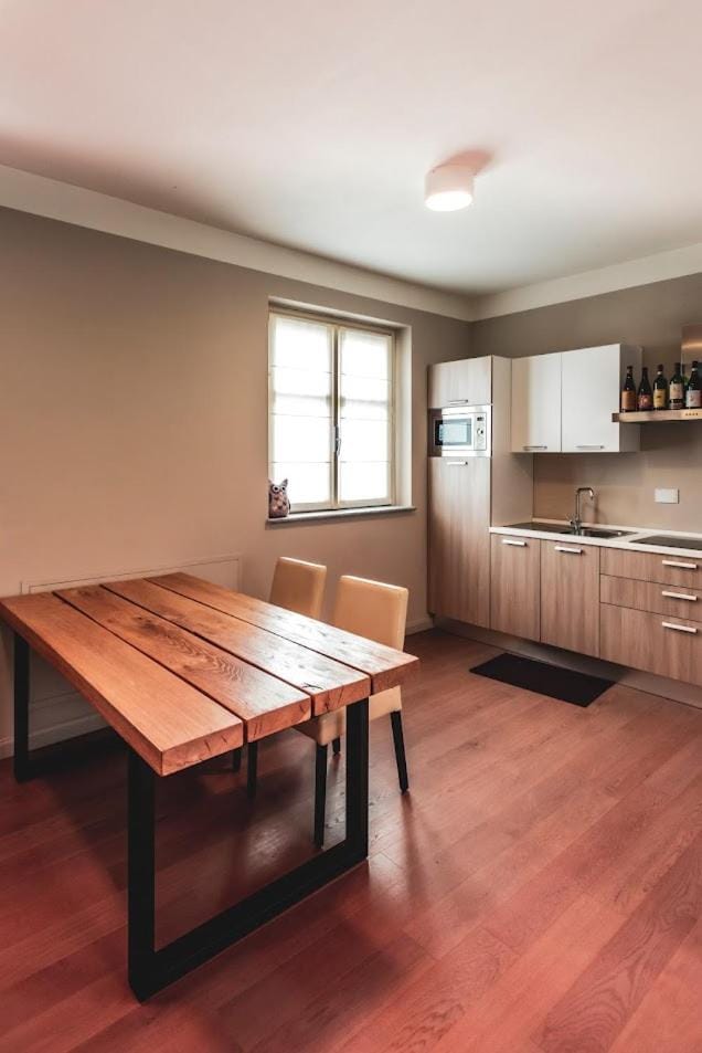 Kitchen or kitchenette, Dining area
