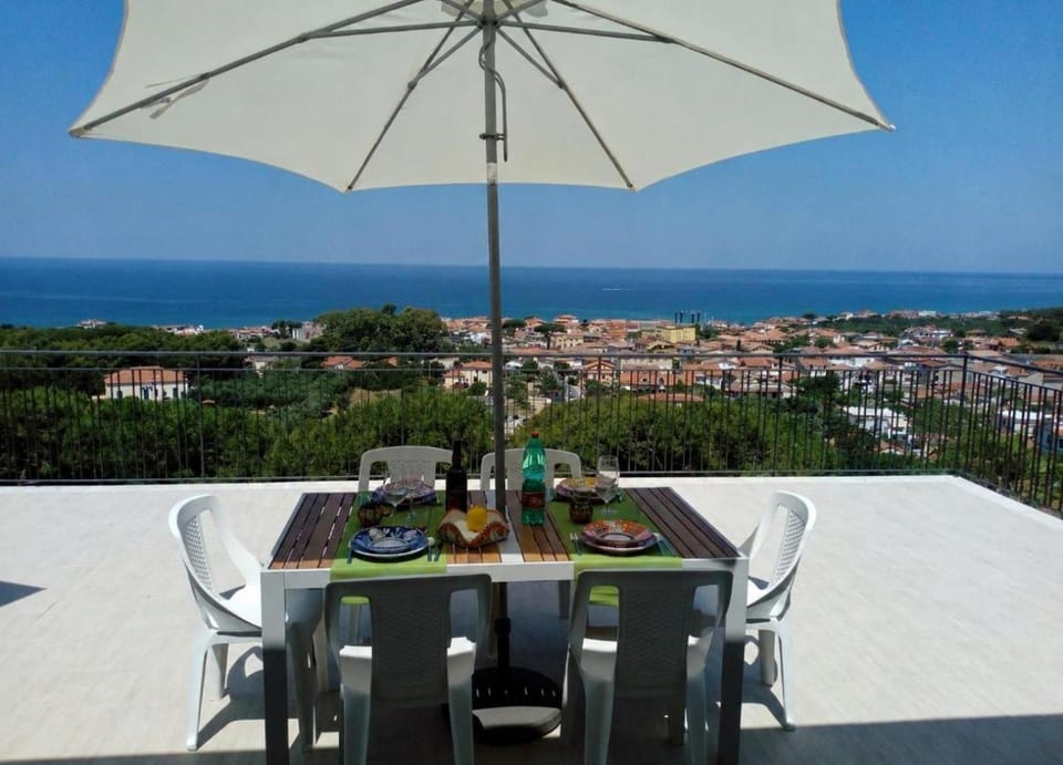 View (from property/room), Balcony/Terrace, Dining area, Sea view