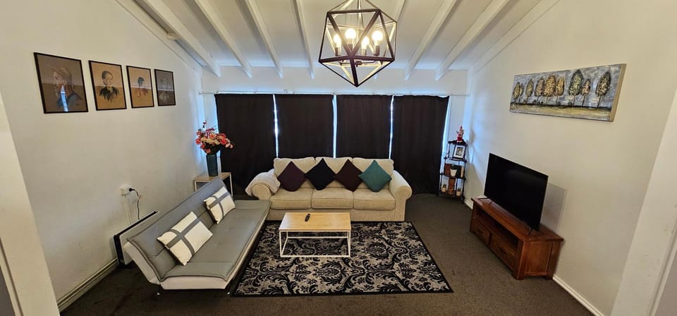 Communal lounge/ TV room, Living room, Seating area, Evening entertainment