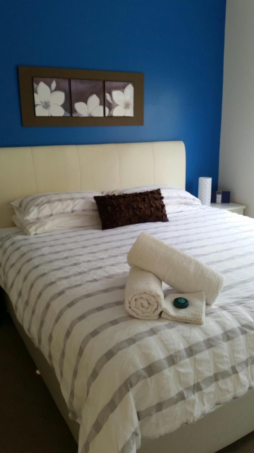 Bedroom, towels