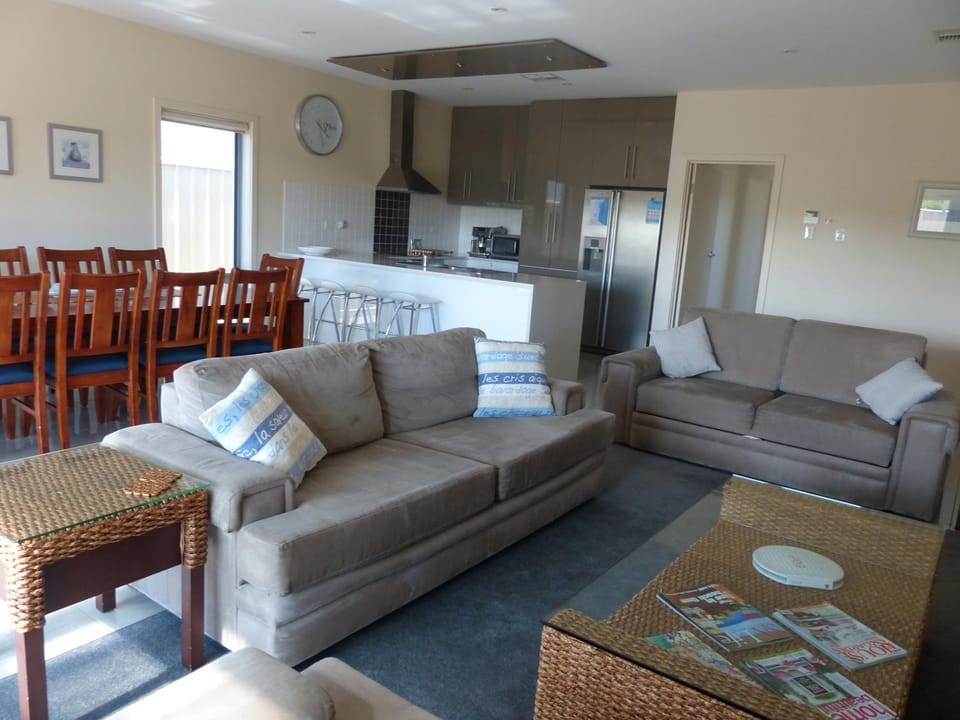 Living room, Photo of the whole room, Seating area, Dining area