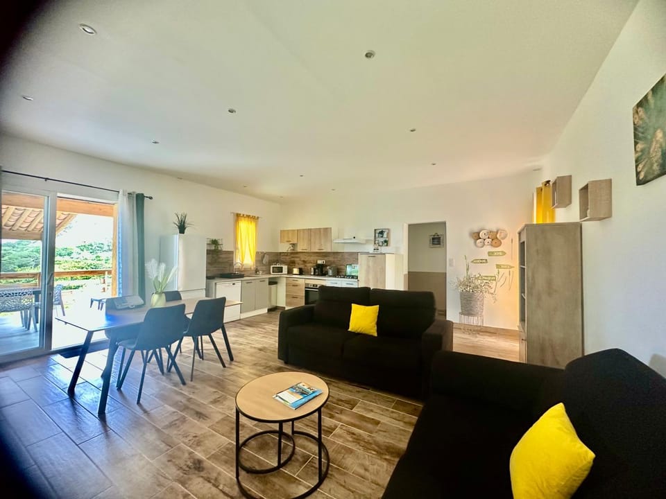 Kitchen or kitchenette, Living room, Seating area, Dining area