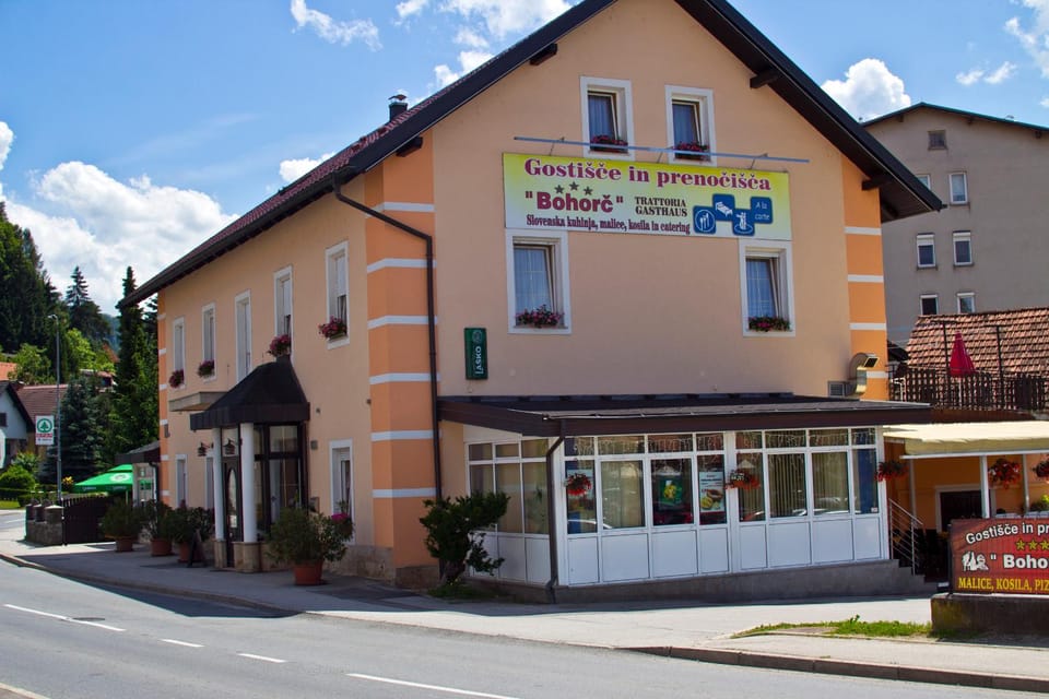 Facade/entrance