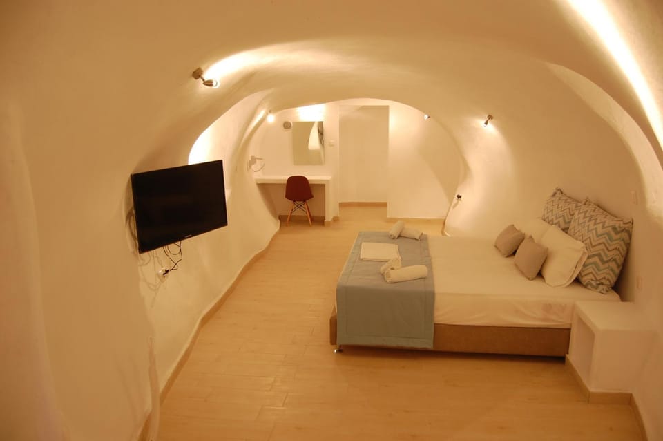 Bed, TV and multimedia, Bedroom