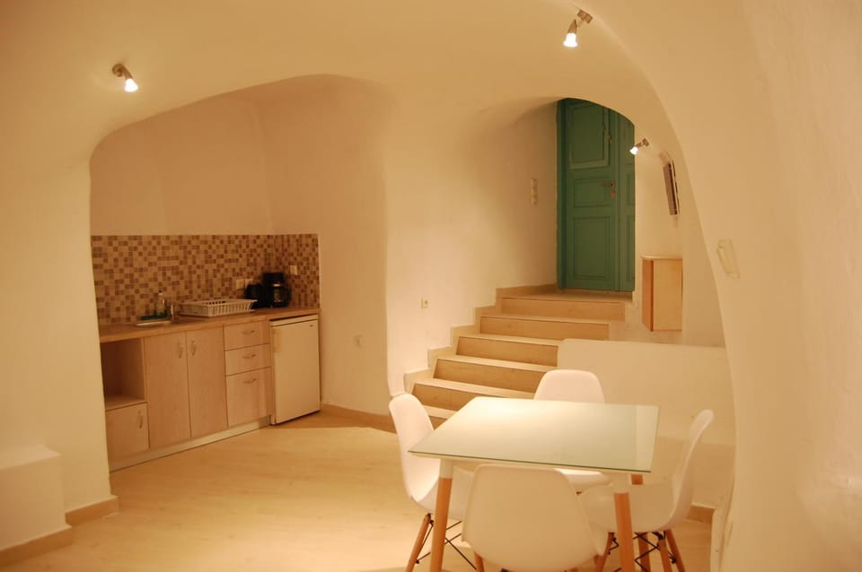 Kitchen or kitchenette, Seating area, Dining area