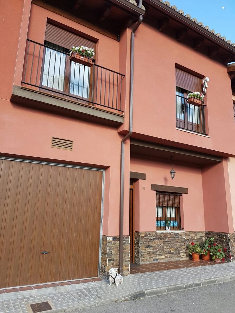 Property building, Staff, Facade/entrance, People, Lobby or reception, Pets, Family