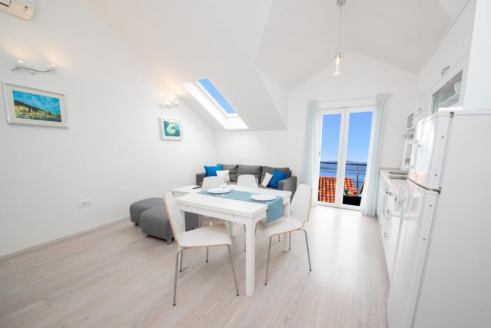 Balcony/Terrace, Kitchen or kitchenette, Living room, Seating area, Dining area, Sea view