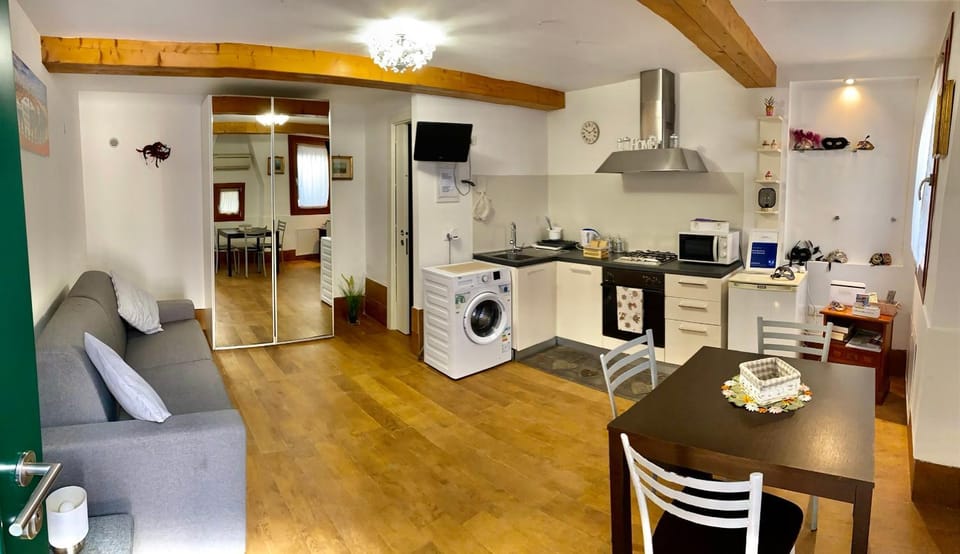 Kitchen or kitchenette, Seating area, Dining area