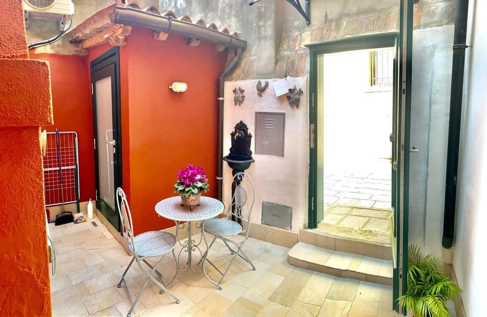 Patio, Facade/entrance