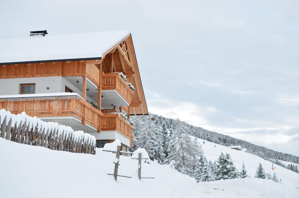 Facade/entrance, Winter, Mountain view